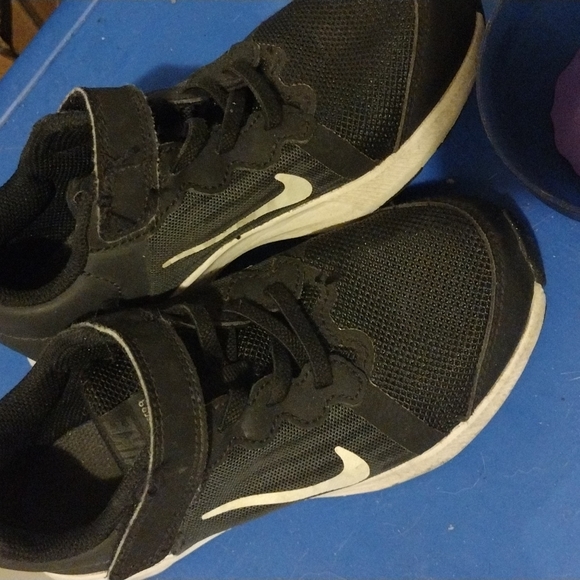 Nikes - Picture 3 of 4